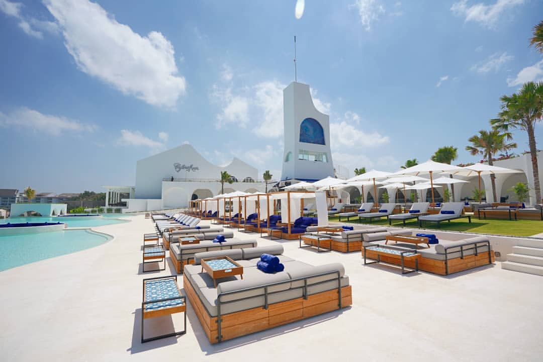 Pool Daybed di Cafe del Mar